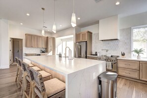 Fridge, microwave, oven, stovetop - Luxury North Scottsdale 4 Bdrm w/ Pool and Spa! (Scottsdale)