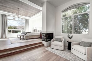 Living area - Luxury North Scottsdale 4 Bdrm w/ Pool and Spa! (Scottsdale)