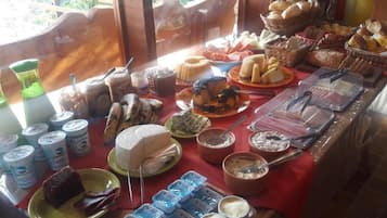 Café da manhã com buffet grátis todos os dias