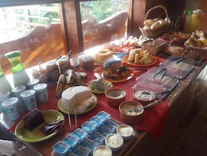 Free daily buffet breakfast - Pousada Pinhalense (Santo Antonio do Pinhal)