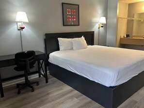 Escritorio, cortinas opacas, tabla de planchar con plancha y wifi gratis