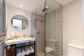 Deluxe Apartment, Balcony, City View | Bilik Mandi | Pancuran mandi, kelengkapan dandanan diri percuma, pengering rambut 