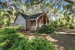 Exterior - Ponderosa Farmhouse: Serene 2.7 Acres by UF (Gainesville)