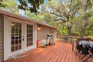 Outdoor dining - Ponderosa Farmhouse: Serene 2.7 Acres by UF (Gainesville)