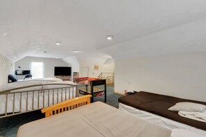 5 bedrooms, iron/ironing board, WiFi, bed sheets - Ponderosa Farmhouse: Serene 2.7 Acres by UF (Gainesville)