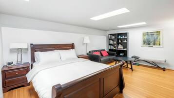 1 slaapkamer, een strijkplank/strijkijzer, gratis wifi, beddengoed