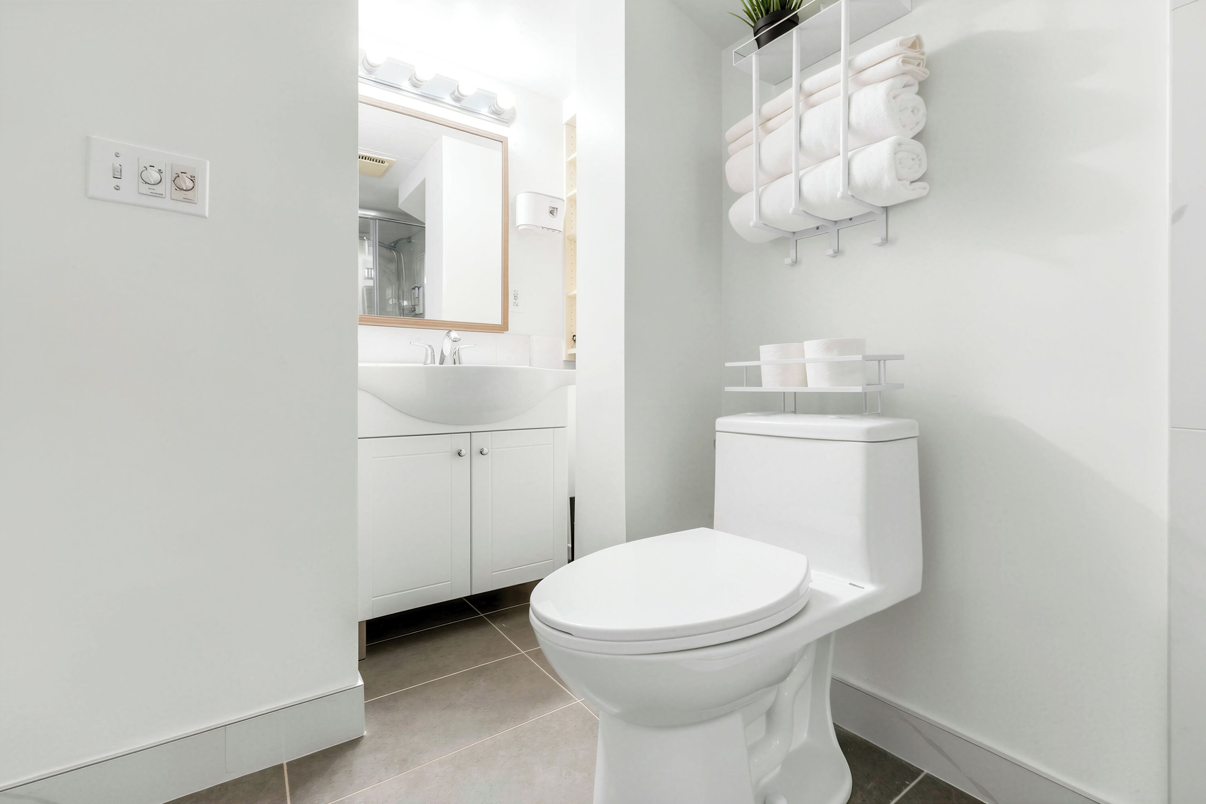 Een haardroger, handdoeken, shampoo, toiletpapier