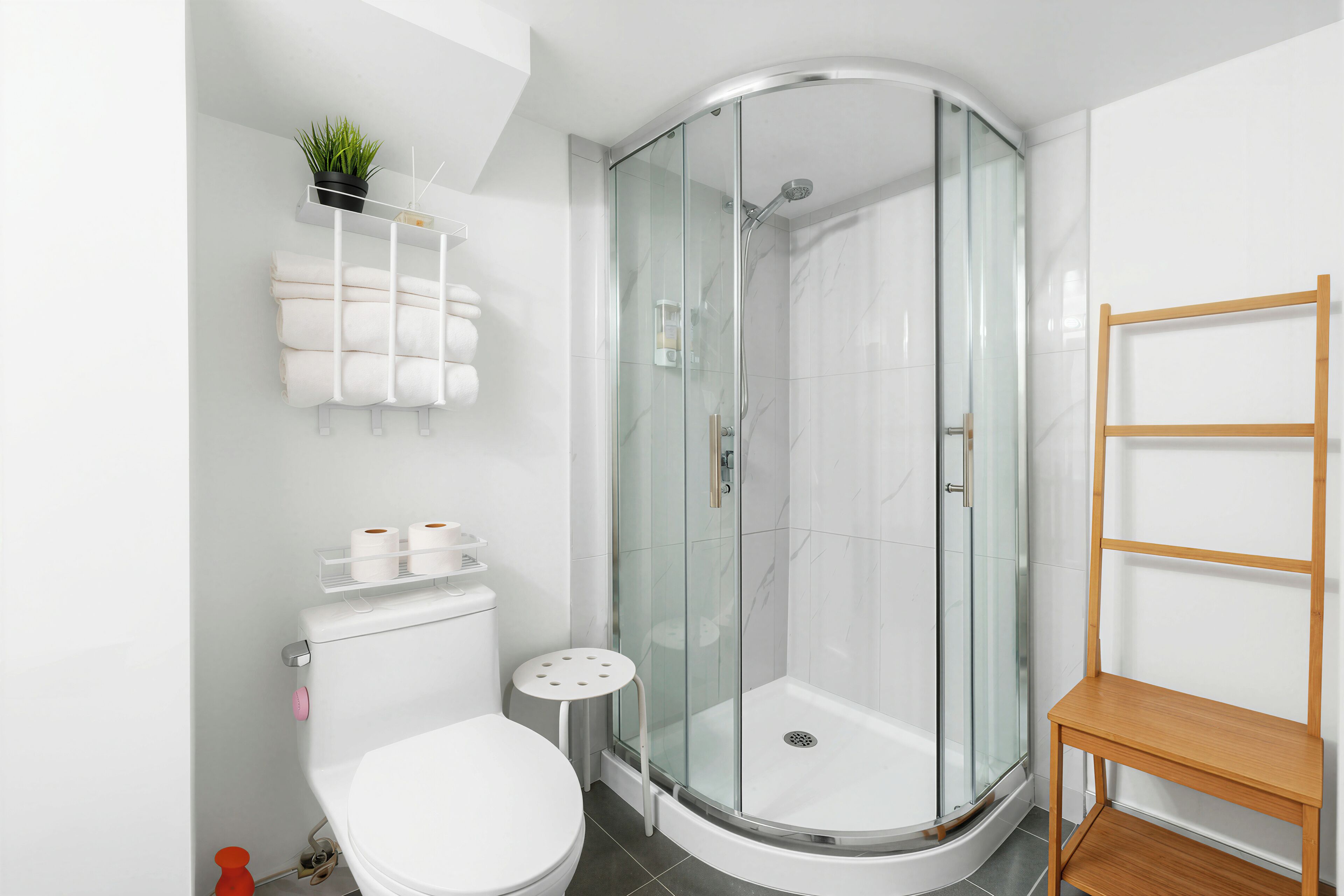 Secadora de cabello, toallas, shampoo, papel de baño 