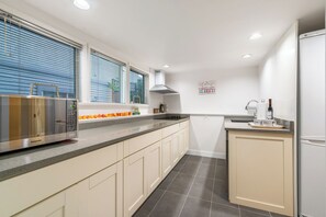 Réfrigérateur, micro-ondes, lave-vaisselle, bouilloire électrique