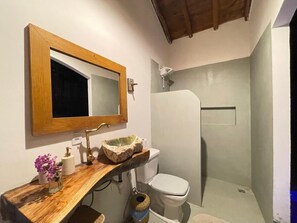 Comfort-Suite | Badezimmer | Badewanne und Dusche (separat), Handtücher