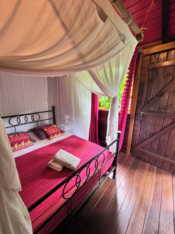 2 bedrooms, iron/ironing board, WiFi, bed sheets - Bungalow créole en pleine nature (Petit-Bourg)