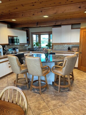 Microonde, forno, piano cottura, lavastoviglie