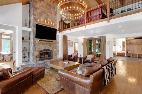 NEW! 4BR Cabin w/ Hot Tub – Ultimate Truckee Escape