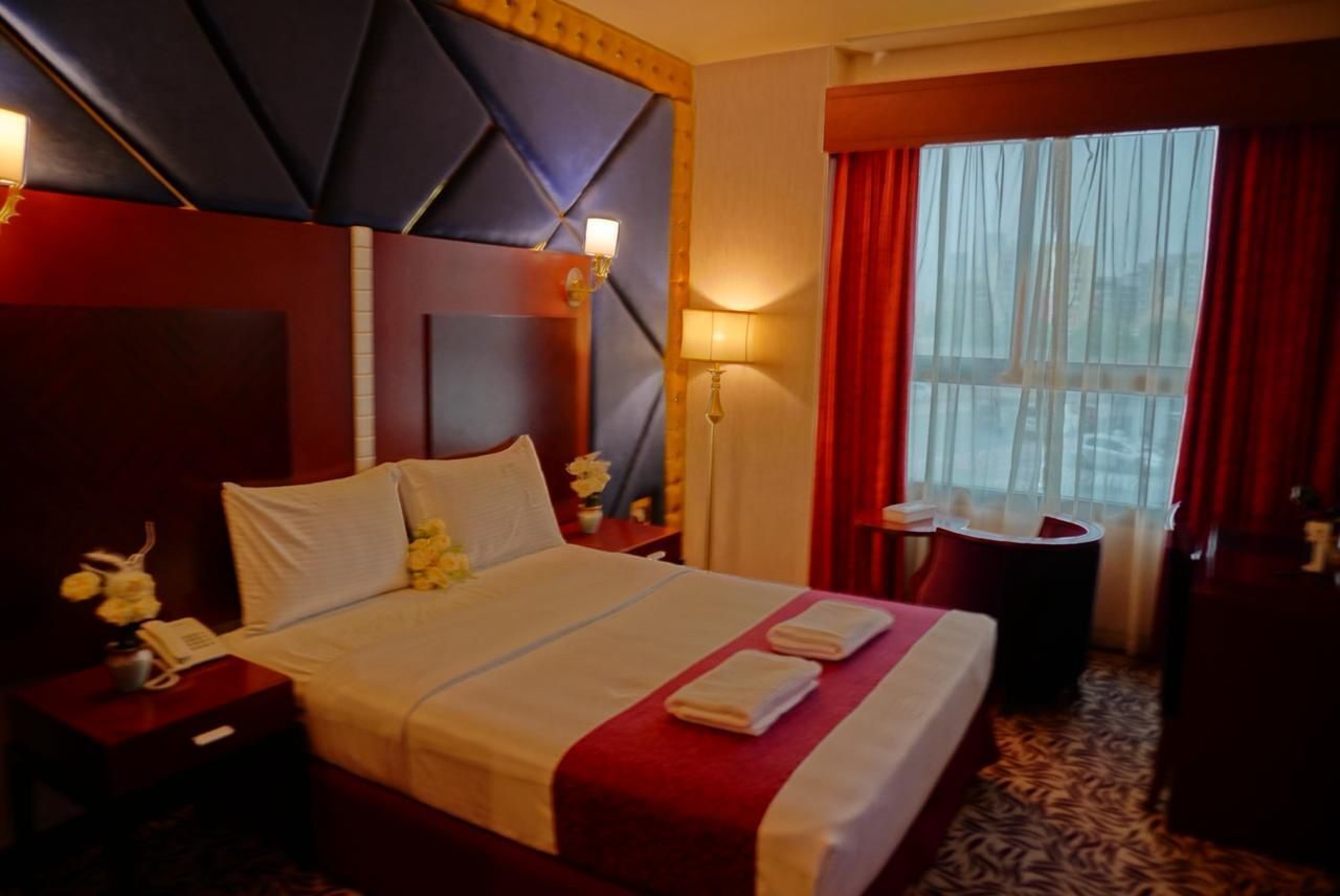 Phòng đôi hoặc 2 giường đơn tiện nghi đơn giản, quang cảnh thành phố | Bàn, khu vực làm việc phù hợp cho laptop 