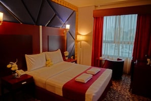 Habitación Confort, vista a la ciudad | Escritorio, espacio para trabajar con laptop y wifi gratis