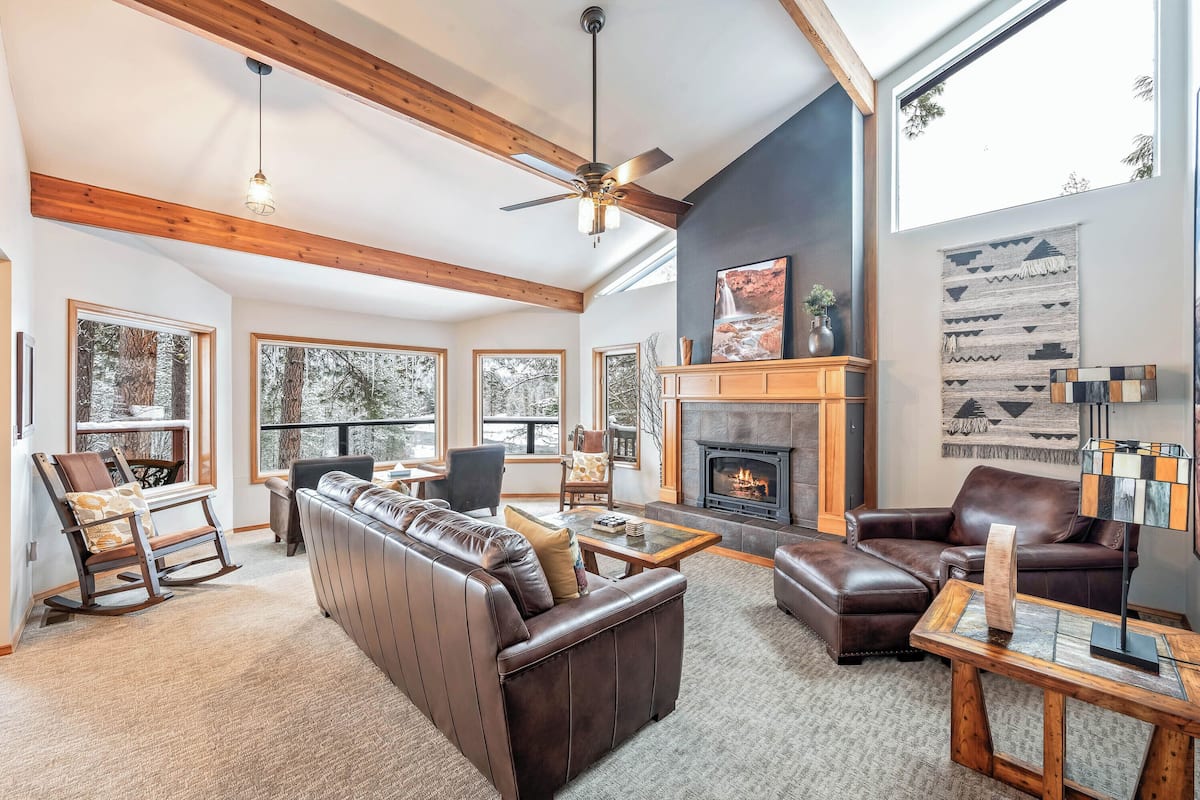 Cottonwood:1 King Bed, Large Deck, River View, Jetted Tub, Kitchen, Fireplace (No Pets), Dining room | Oppholdsområde | En 32-tommers smart-TV med digitale kanaler samt DVD-spiller