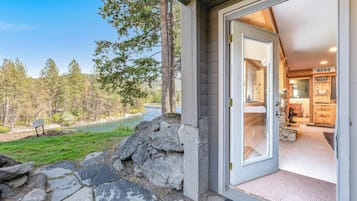 Superior Room, 1 King Bed, Non Smoking, River View, Pet Friendly | Terraza o patio