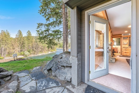 Yukon - 1 King Bed, Non Smoking, River View, Pet Friendly, Fireplace | Terrace/patio