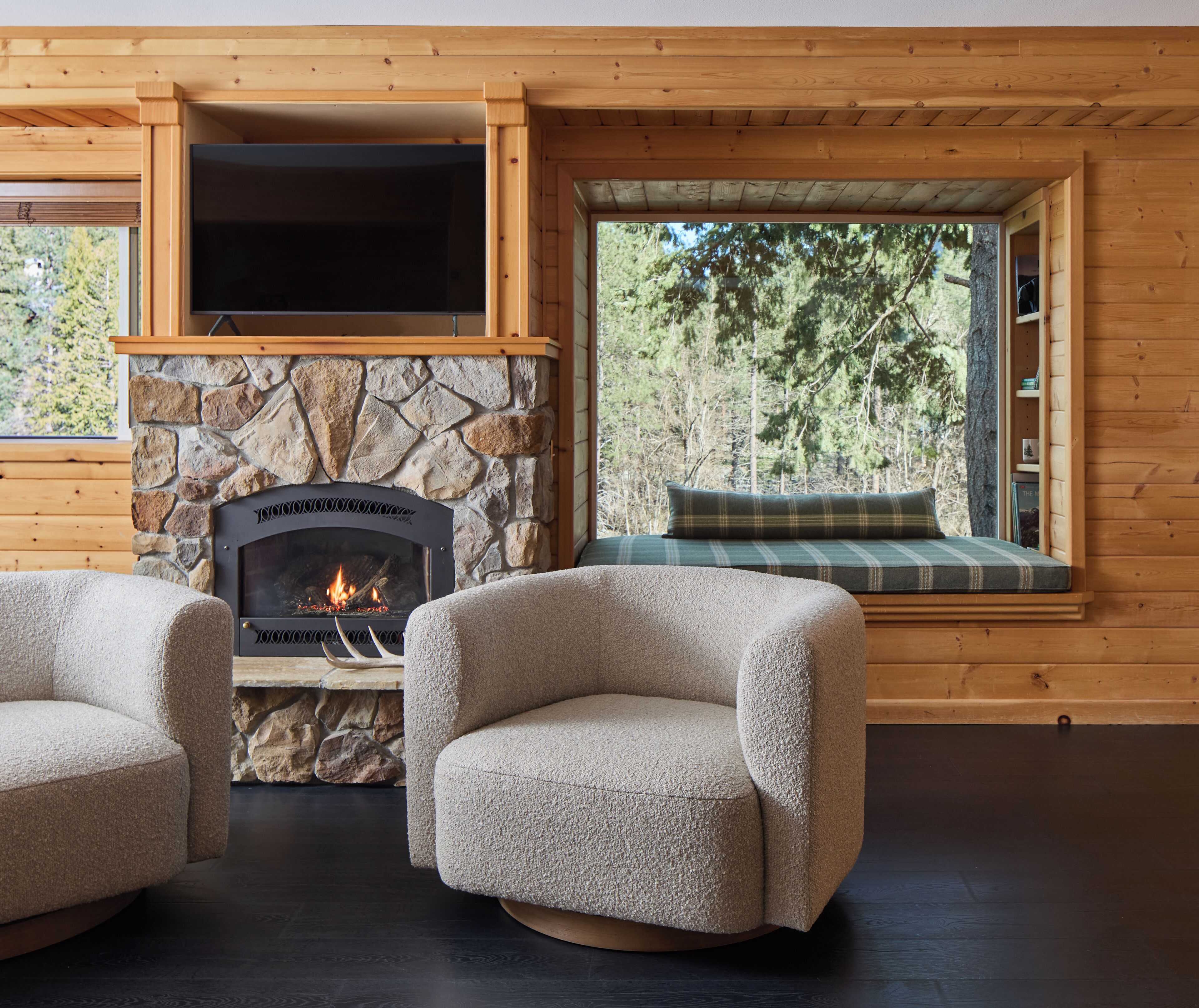 Spruce: 1 King Bed, Non Smoking, River View, Pet Friendly, Fireplace