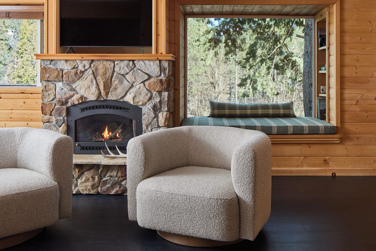 Spruce: 1 King Bed, Non Smoking, River View, Pet Friendly, Fireplace | Strykejern/-brett, wi-fi (inkludert) og individuelt dekorert