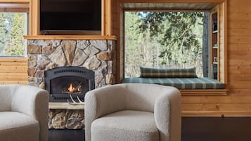Spruce: 1 King Bed, Non Smoking, River View, Pet Friendly, Fireplace