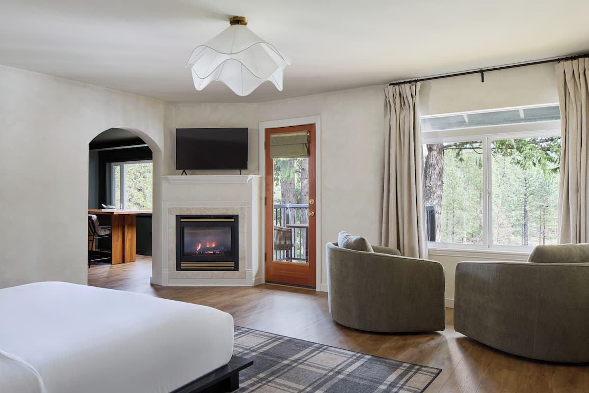 Fir: 1 King Bed, Non Smoking, River View, Balcony, Fireplace (No Pets) | Strykejern/-brett, wi-fi (inkludert) og individuelt dekorert