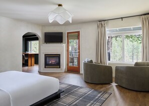 Fir: 1 King Bed, Non Smoking, River View, Balcony, Fireplace (No Pets) | Individuelt dekorert, individuelt innredet og strykejern/-brett