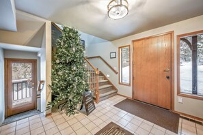 Interior entrance - All Seasons River Inn (Leavenworth)
