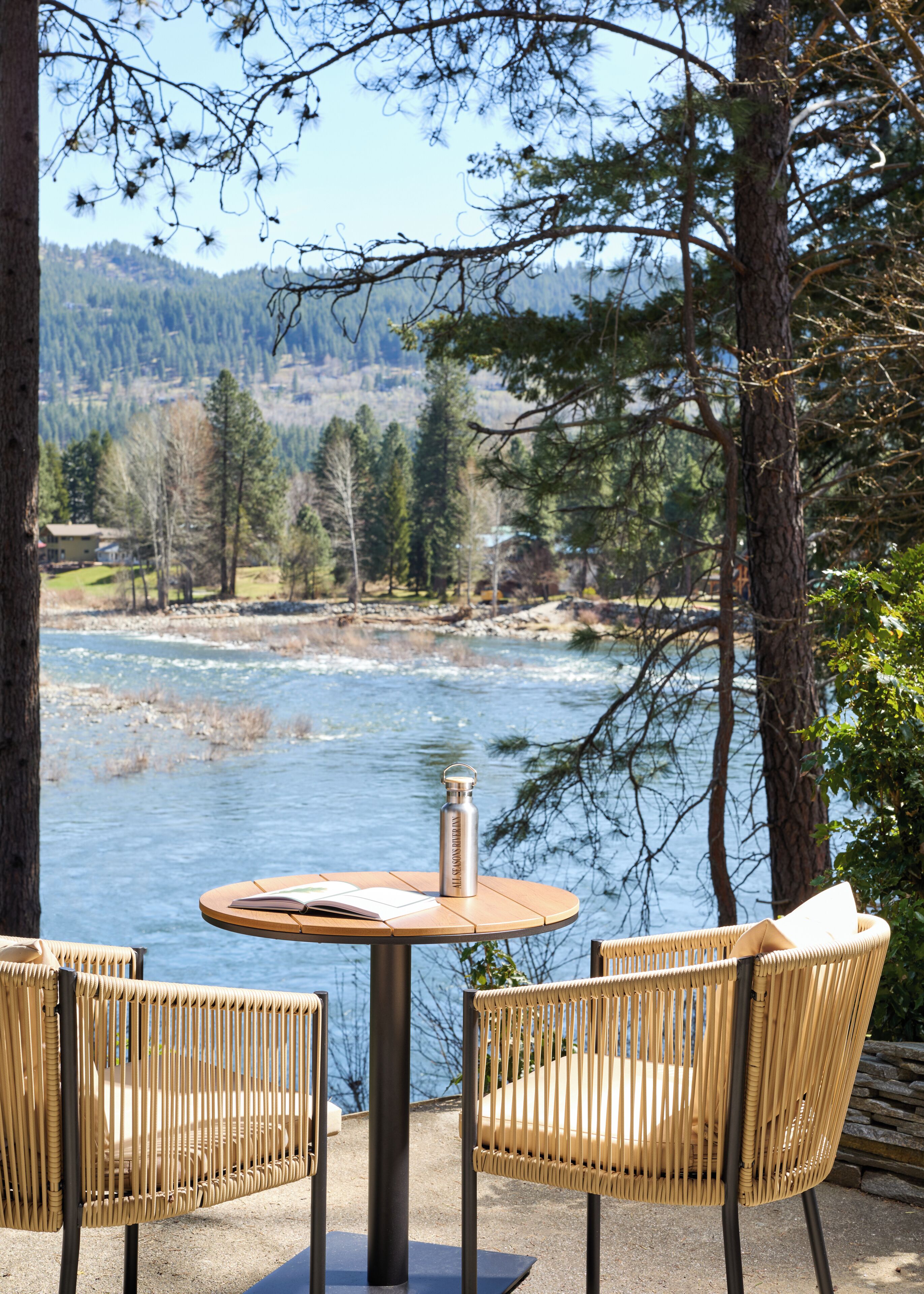 Cedar: 1 King Bed, Patio, River View, Pet Friendly, Fireplace | Vista dalla camera