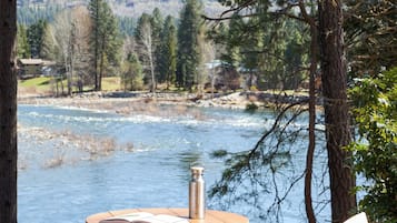 Cedar: 1 King Bed, Patio, River View, Pet Friendly, Fireplace | Vista dalla camera