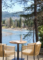 Cedar: 1 King Bed, Patio, River View, Pet Friendly, Fireplace | Vistas desde la habitación