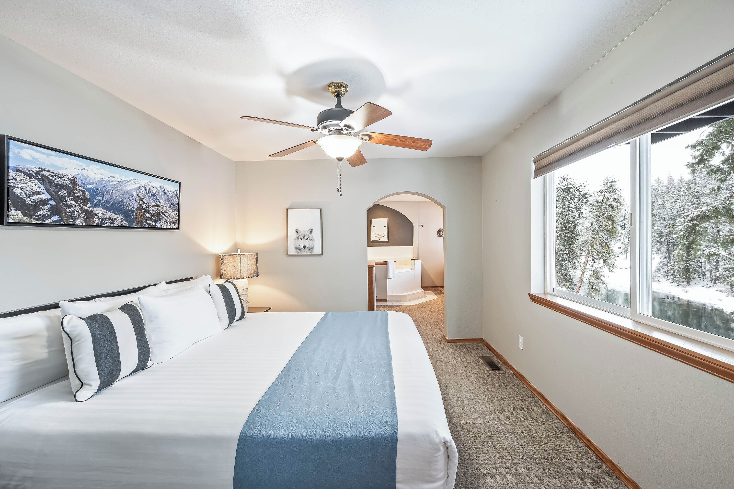 Cottonwood:1 King Bed, Large Deck, River View, Jetted Tub, Kitchen, Fireplace (No Pets), Dining room