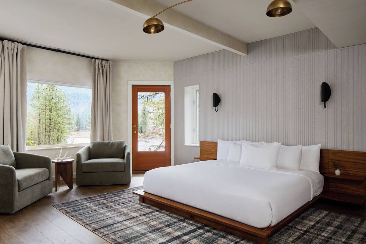 Cedar: 1 King Bed, Patio, River View, Pet Friendly, Fireplace | Strykejern/-brett, wi-fi (inkludert) og individuelt dekorert