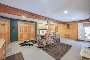 Yukon - 1 King Bed, Non Smoking, River View, Pet Friendly, Fireplace | Living area