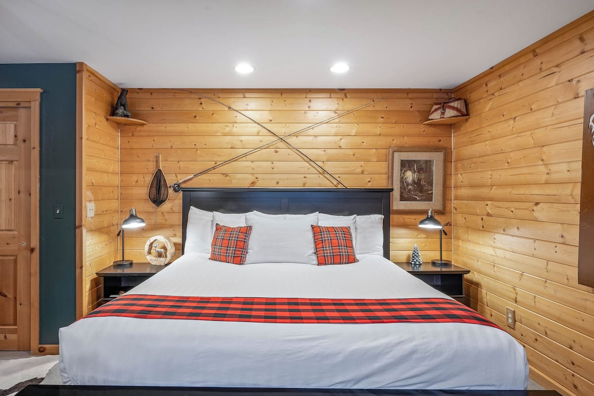 Yukon - 1 King Bed, Non Smoking, River View, Pet Friendly, Fireplace | 1 bedroom, individually decorated, individually furnished