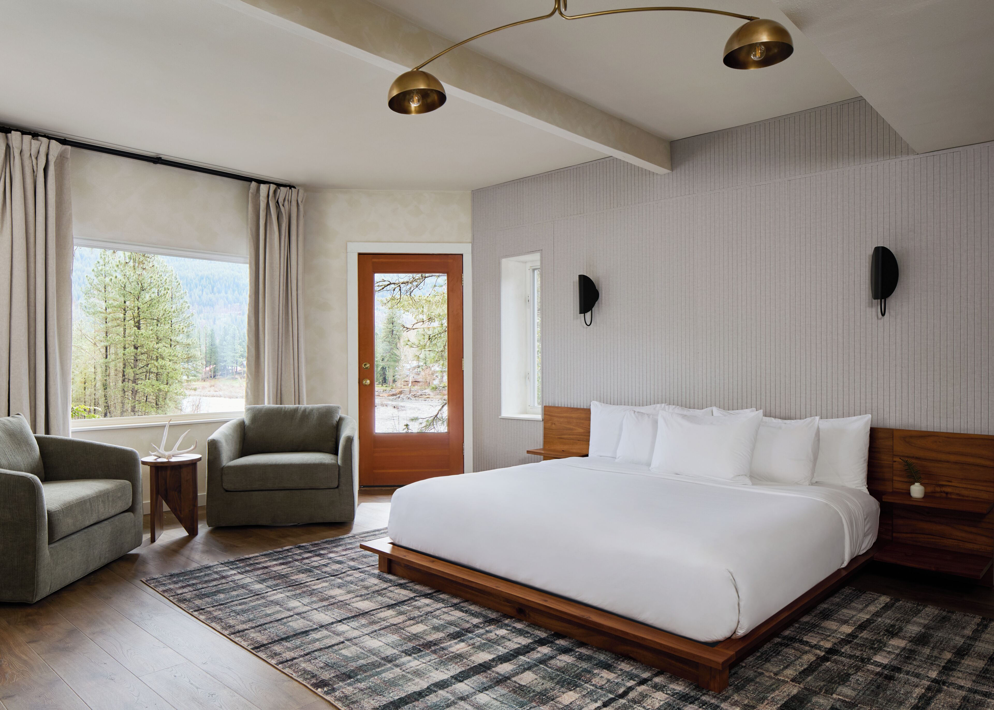 Cedar: 1 King Bed, Patio, River View, Pet Friendly, Fireplace