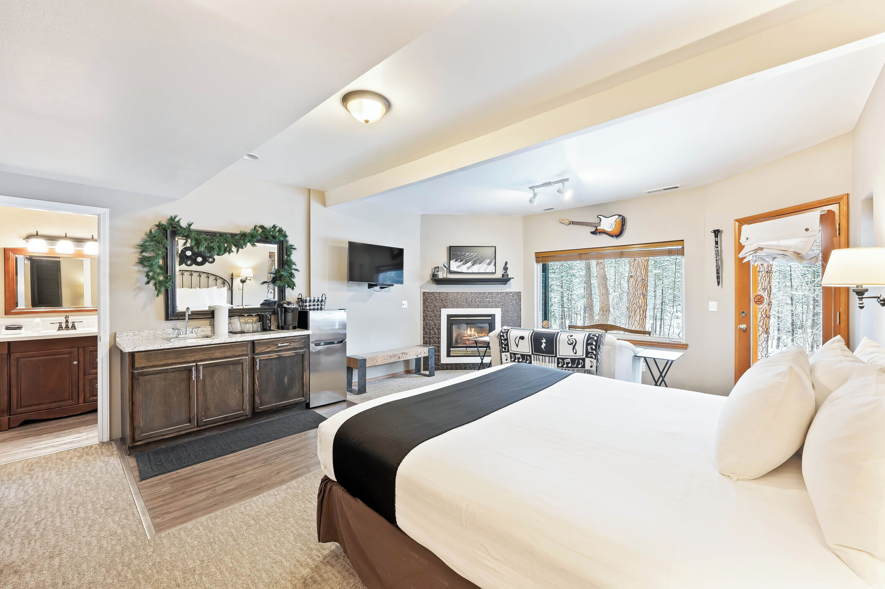 Tennessee, 1 King Bed, Patio, River View, Pet Friendly, Fireplace | Individually decorated, individually furnished, iron/ironing board