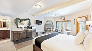 Deluxe Room, 1 King Bed, Non Smoking, River View, Pet Friendly | 1 habitación, decoración personalizada y muebles diferentes