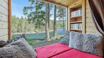 Yukon - 1 King Bed, Non Smoking, River View, Pet Friendly, Fireplace | Water view
