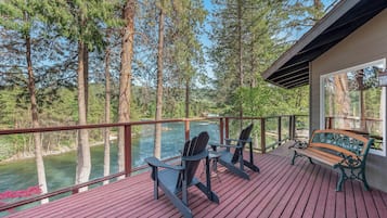 Cottonwood:1 King Bed, Large Deck, River View, Jetted Tub, Kitchen, Fireplace (No Pets), Dining room | Terrace/patio