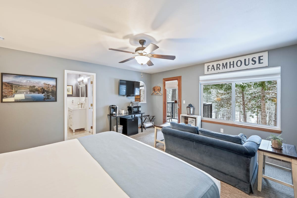Shenandoah, 1 King Bed, Jetted Tub, River View, Balcony (No Pets) | 1 bedroom, individually decorated, individually furnished