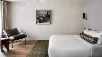 Pine, King Bed. River View. Balcony | Individualmente decorados, individualmente mobiliados