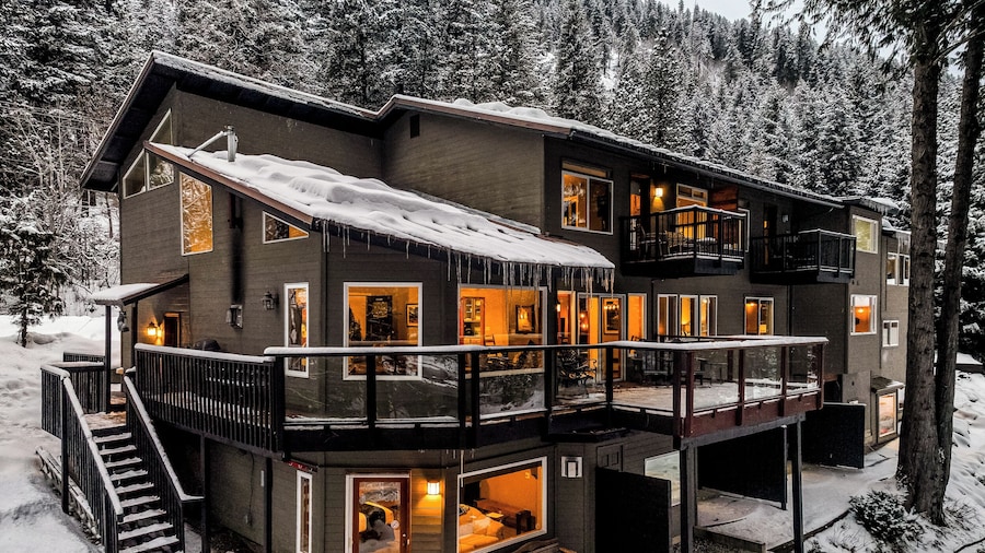 All Seasons River Inn