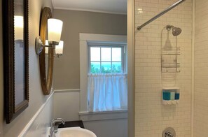 Shower, hair dryer, towels, soap - Spacious 5-bedroom farmhouse in charming Luray, Virginia (Luray)
