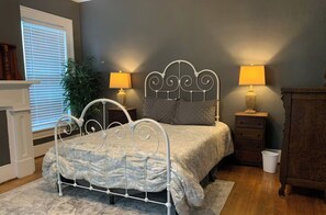 5 soverom, skrivebord, strykejern/-brett og reiseseng for barn