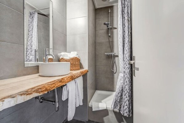 Serviettes fournies, papier toilette