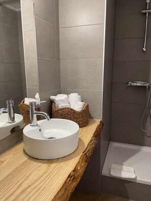 Toallas y papel de baño 