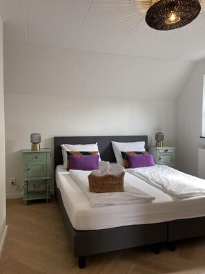 2 bedrooms, desk, WiFi, bed sheets