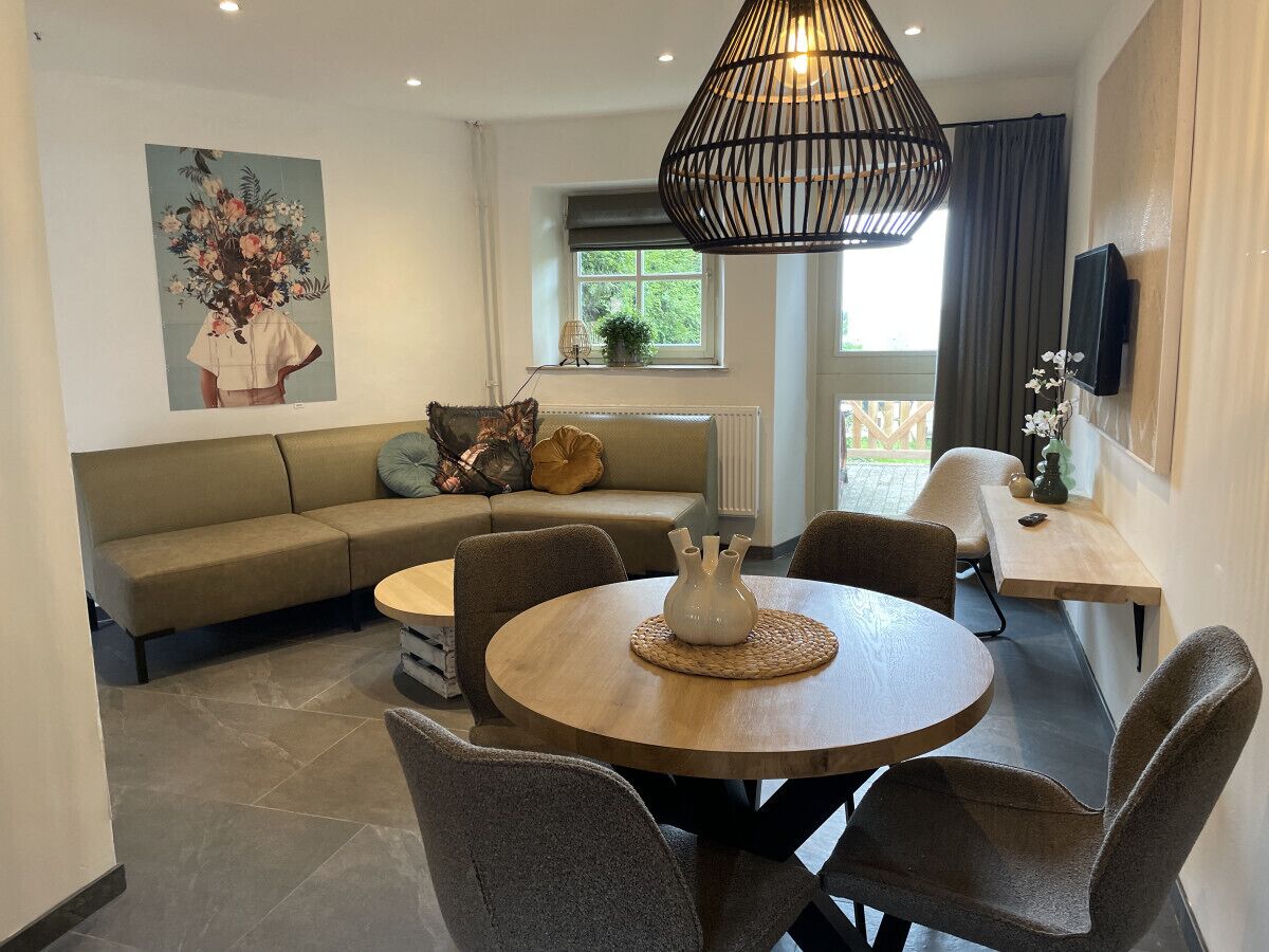 TV connectée, table de tennis de table, livres