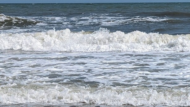 A beach with waves crashing onto the shore. - Rusty Turtle Beach House (Myrtle Beach)